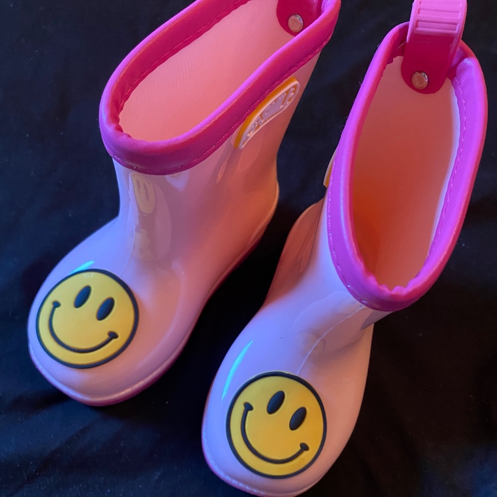 Happy day 😃 Rain boots 8C